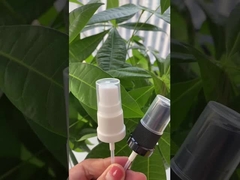 OEM 18/415 เครื่องฉีดหมอกสีดําและสีขาว พร้อมเครื่องประดับขั้นสําหรับขวดน้ําหอมกระจก