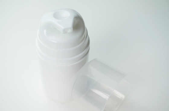 30ml 50ml80ML 100ML 150Ml Snap On กระป๋องปั๊มไม่มีอากาศกระบอก สีขาว PP วัสดุพลาสติก