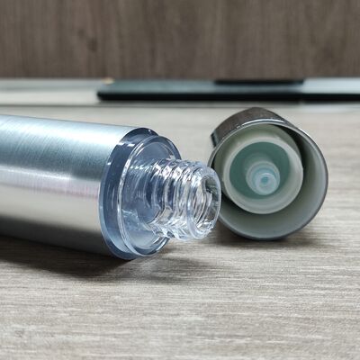 ขายส่งโรงงาน 15ml 20ml 30ml ขวดปั๊มสุญญากาศพลาสติกสีเงินสำหรับบรรจุภัณฑ์ผลิตภัณฑ์ดูแลผิว